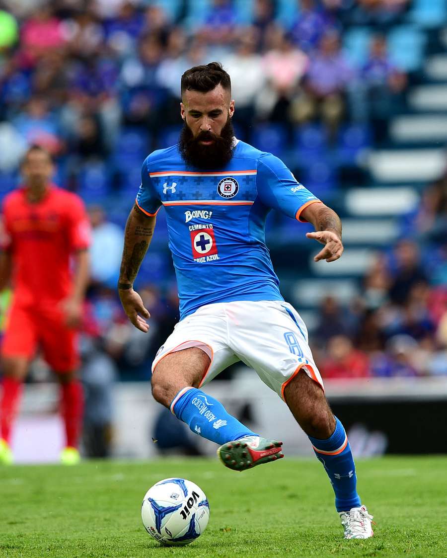 Marc Crosas em ação pelo Cruz Azul, do México