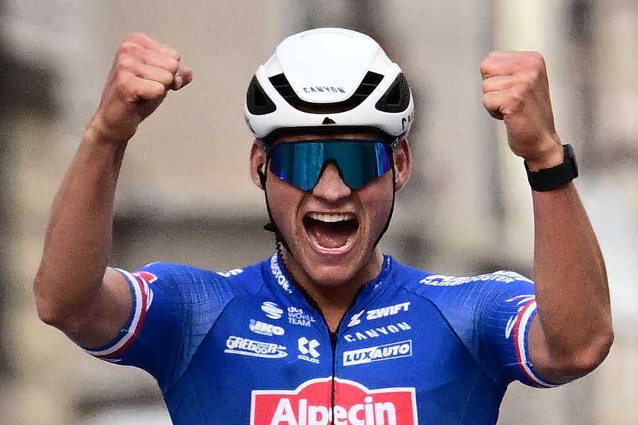 Mathieu van der Poel remporte Milan-San Remo en solitaire