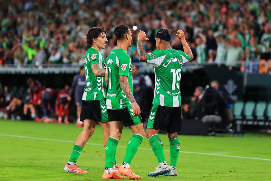 Cucho Hernández celebra su gol con Bellerín y Antony