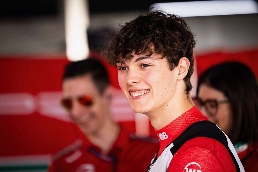 Der erst 18-jährige Brite Oliver Bearman ersetzt Sainz ab dem dritten freien Training und wird damit am Samstag sein Grand-Prix-Debüt geben.