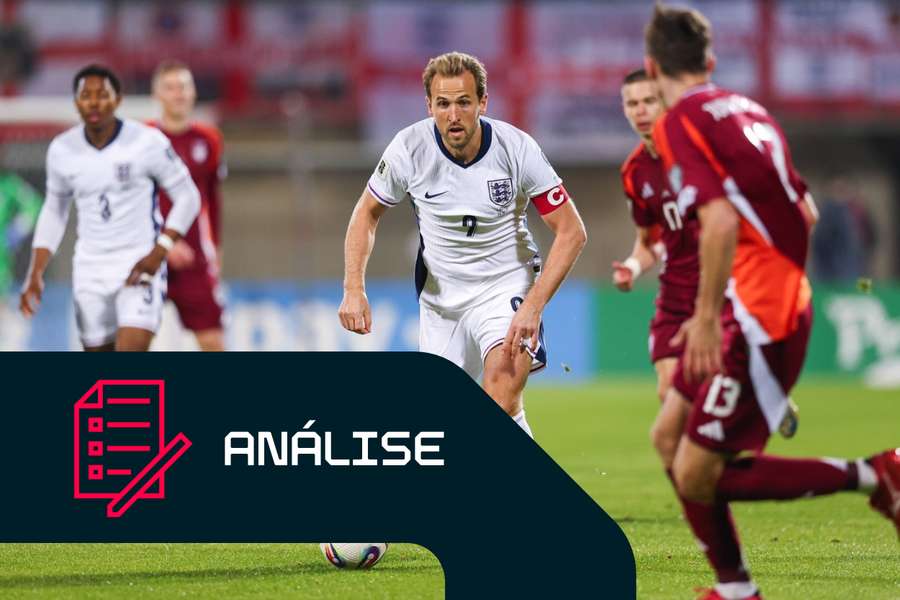 Harry Kane, de Inglaterra, avança sobre a defesa letã