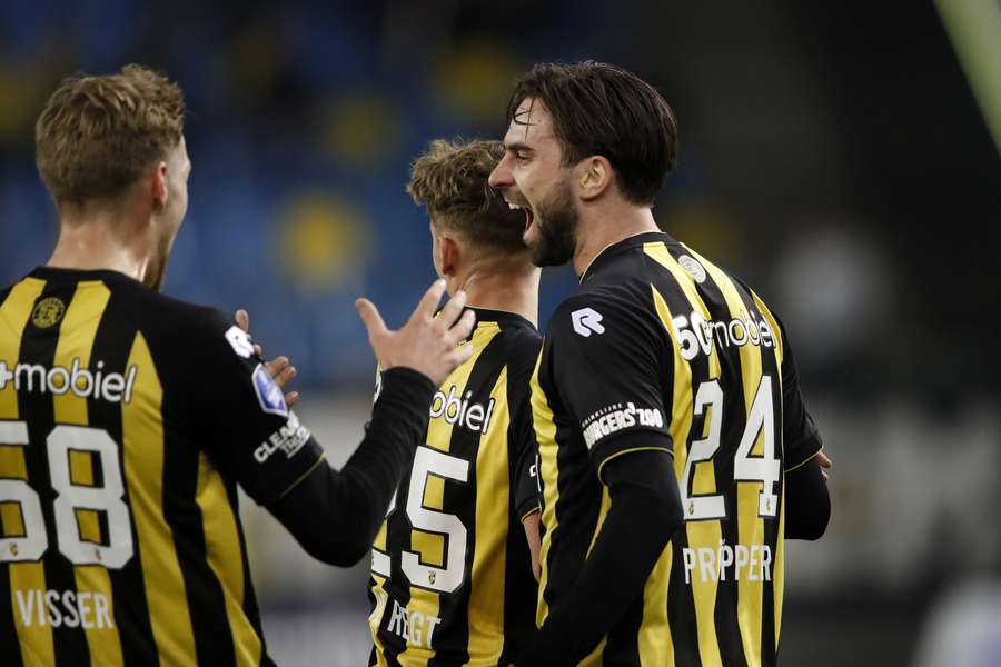 Vitesse viert de goal tegen AFC