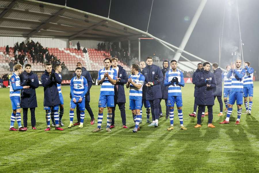 De spelers van PEC Zwolle bedanken de meegereisde supporters na de wedstrijd van afgelopen maandag tegen Jong Ajax