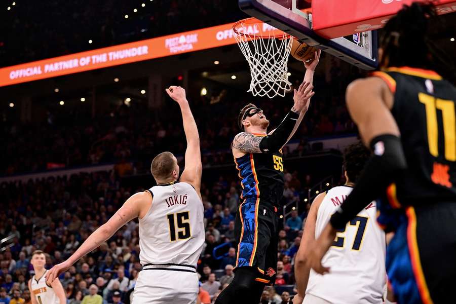 Isaiah Hartenstein (r.) beim Versuch des Korblegers gegen Nuggets-Star Nikola Jokic.