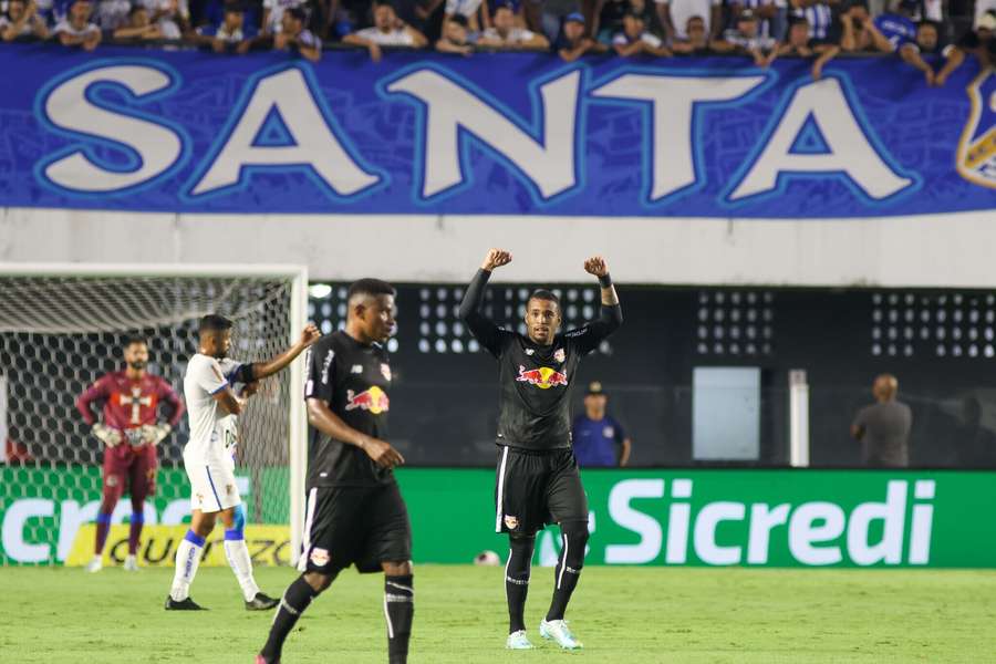Alerrando comemora gol contra o Água Santa na Vila Belmiro