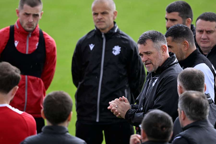 Willy Sagnol spreekt zijn mannen toe op de laatste training