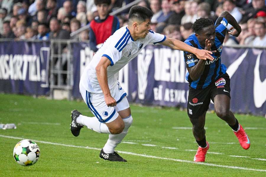 Copenhagen's Junnosuke Suzuki (L) blocks Turku's Clinton Jephta during the match Copenhagen's Junnosuke Suzuki (L) blocks Turku's Clinton Jephta during the match