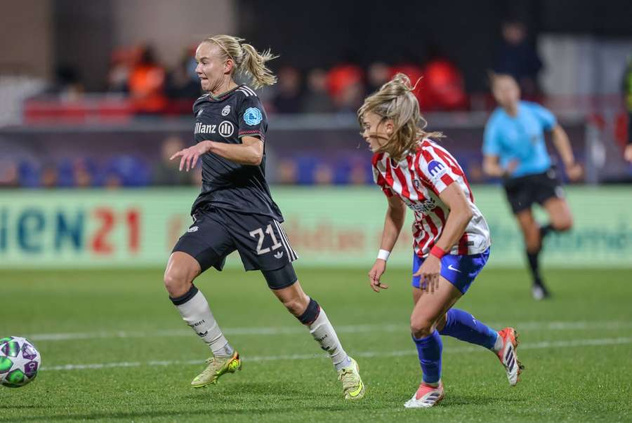 Pernille Harder (l.) im Zweikampf. Pernille Harder (l.) im Zweikampf.