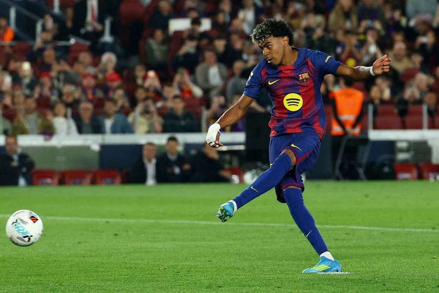 Lamine Yamal, en el momento de marcar el gol... y lesionarse