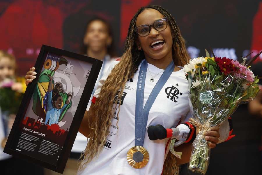 Rebeca Andrade recebe homenagem do Flamengo após conquistas em Paris