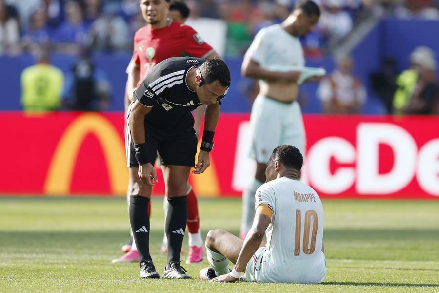 Kylian Mbappe verificat de arbitrul din partida Franța - Maroc
