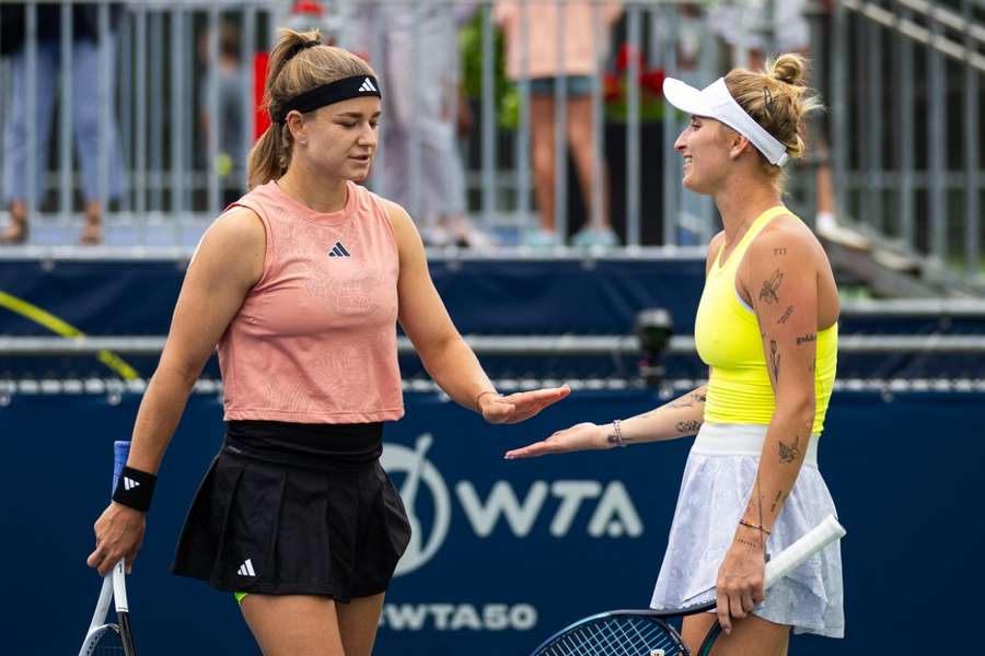 Vondroušová po boku Muchové na jednom kurtu. Vondroušová po boku Muchové na jednom kurtu.