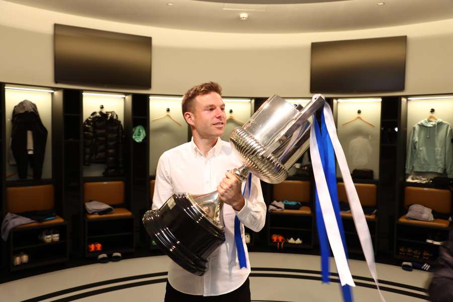 Illarramendi com a Taça do Rei que ganhou com a Real Sociedad em Sevilha