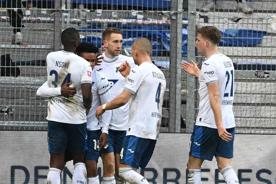 Nigerijec Gift Orban slaví třetí gól Hoffenheimu.
