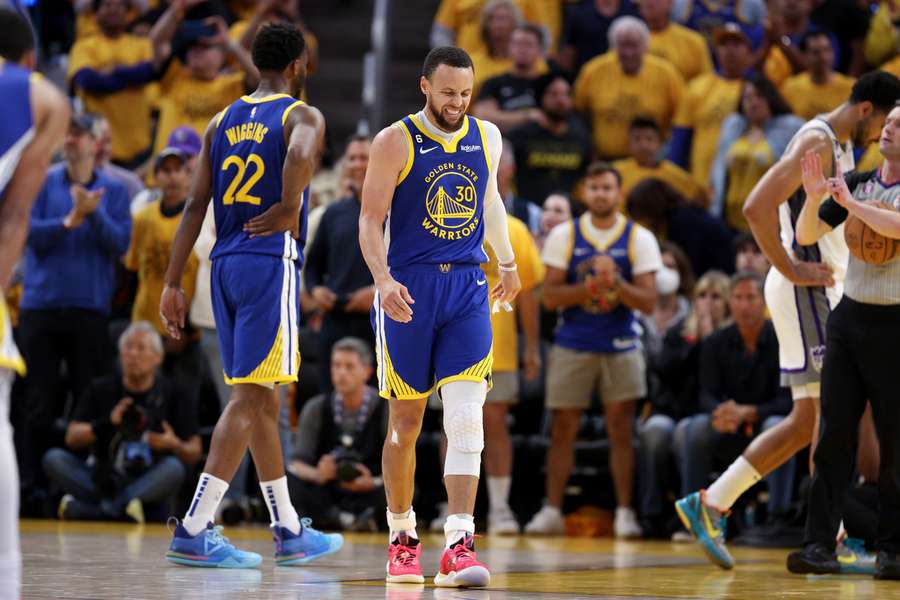 Stephen Curry e seus companheiros não conseguiram fechar a série no Jogo 6