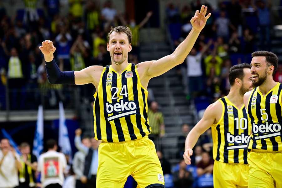 Veselý strávil ve Fenerbahce osm let, tureckému klubu pomohl ke čtyřem titulům.