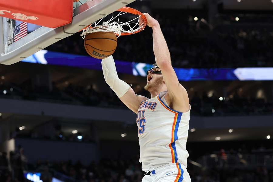 Hartenstein firmó un doble-doble ante los Hornets.