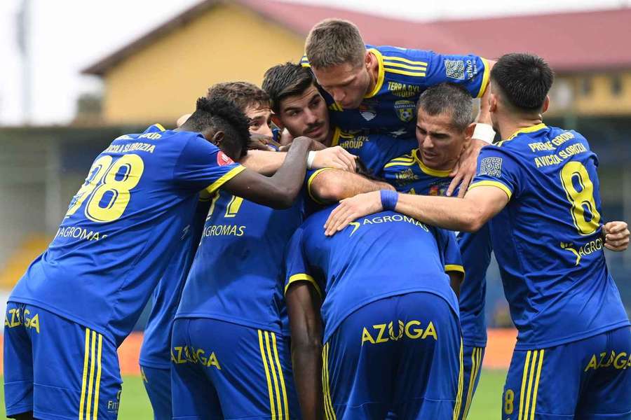 Jucătorii Unirii Slobozia sărbătoresc un gol 