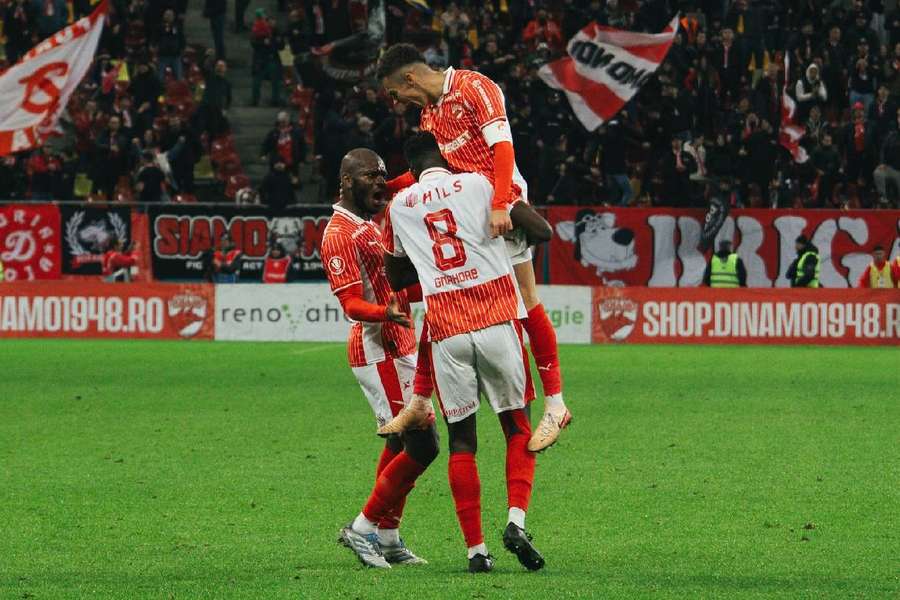 Jucătorii lui Dinamo se bucură după golul lui Cîrjan