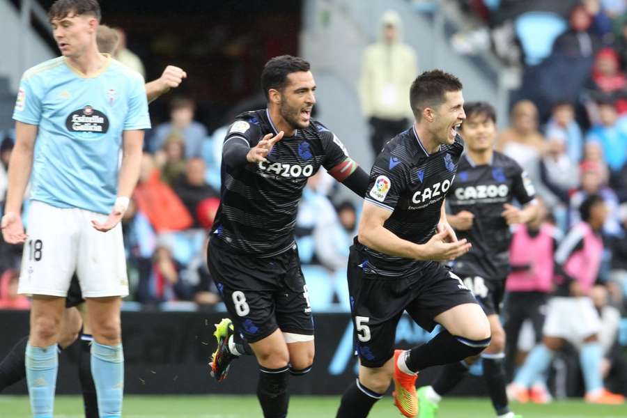 La Real Sociedad festeja el gol de Zubeldía en Balaídos