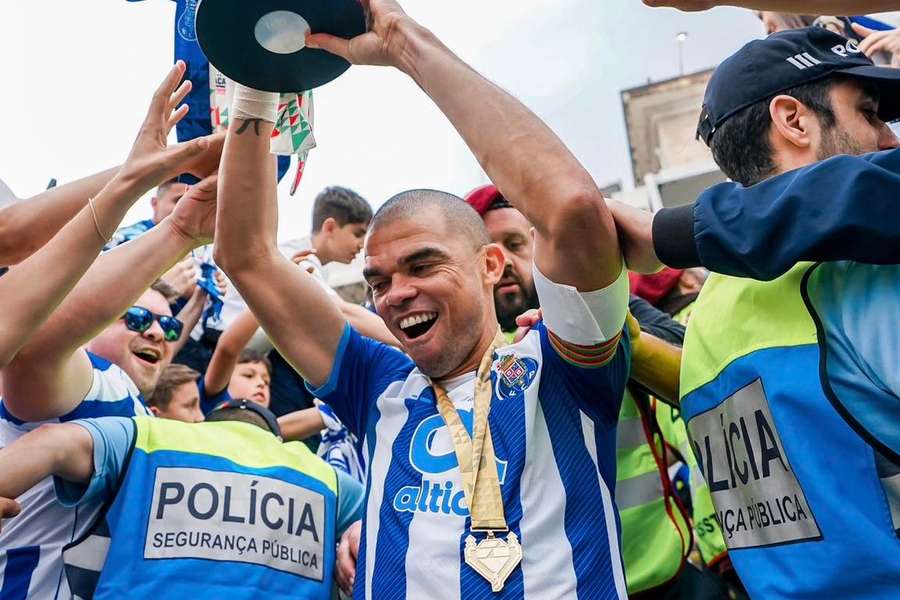 Pepe com a Taça de Portugal