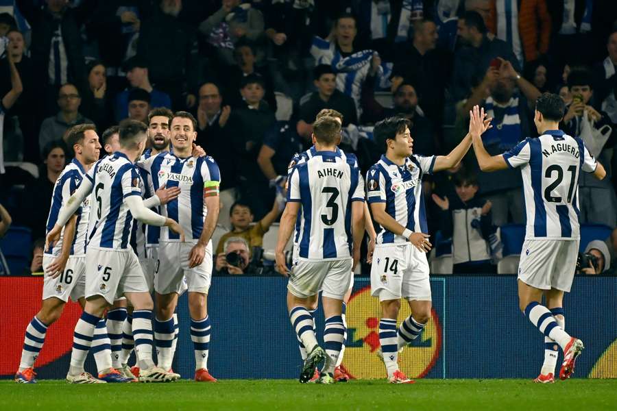 Los jugadores de la Real celebran uno de sus goles