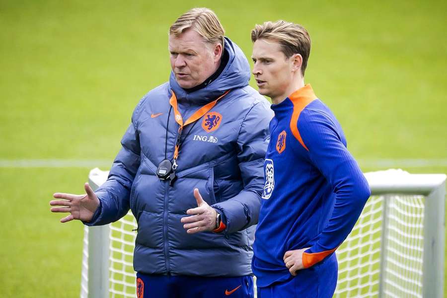 De Jong ao lado do selecionador Ronald Koeman