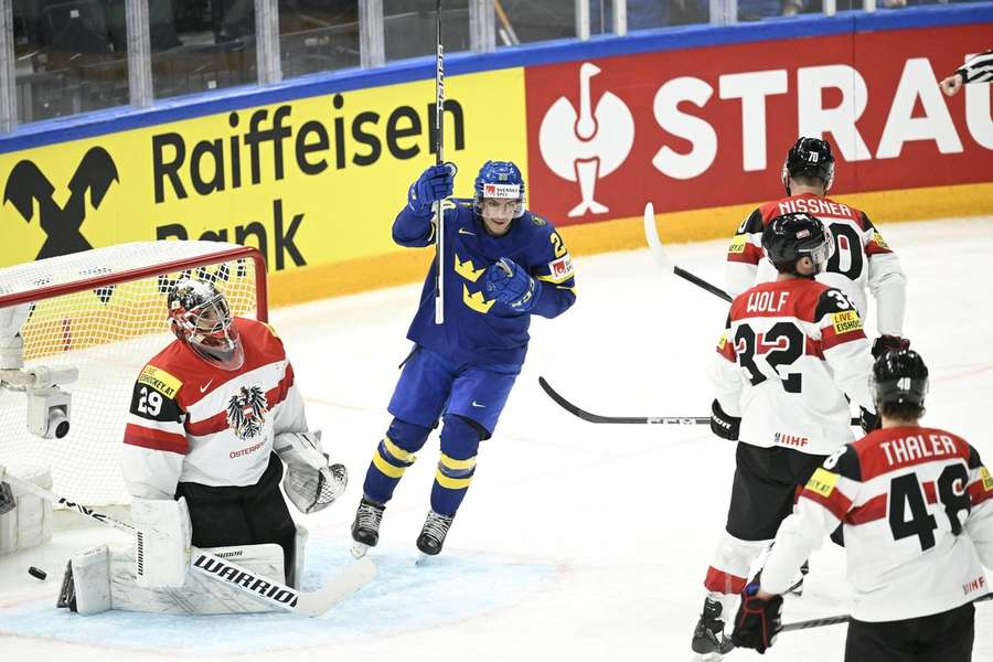 Andre Petersson bejubelt das 1:0 für die Schweden