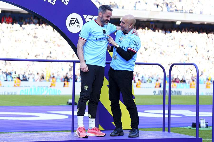 Carson a tréner Guardiola pri majstrovských oslavách.