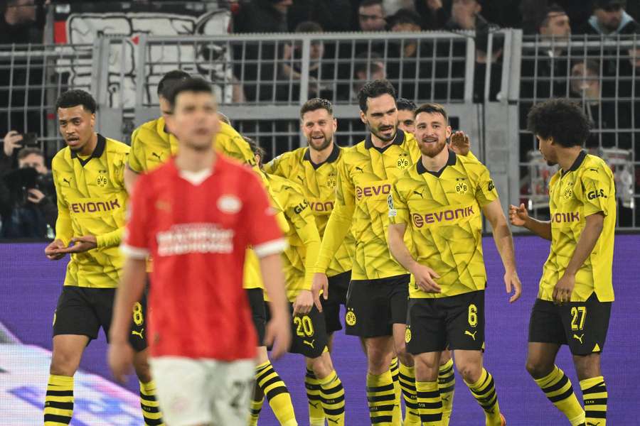 Stærk første halvleg sikrer Dortmund avancement