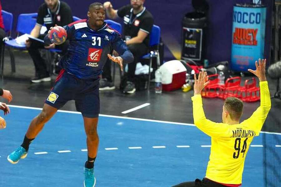 França venceu adversário direto na luta pela liderança do grupo B