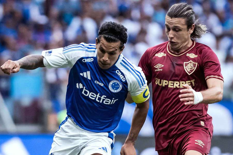 Lucas Romero e Canobbio em ação, no Mineirão