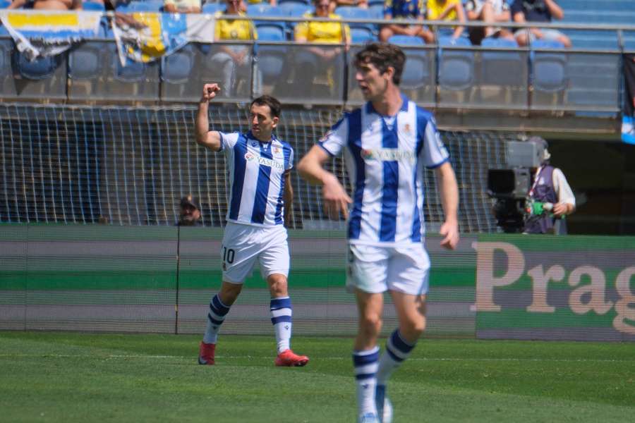 Oyarzabal celebra el gol anotado.