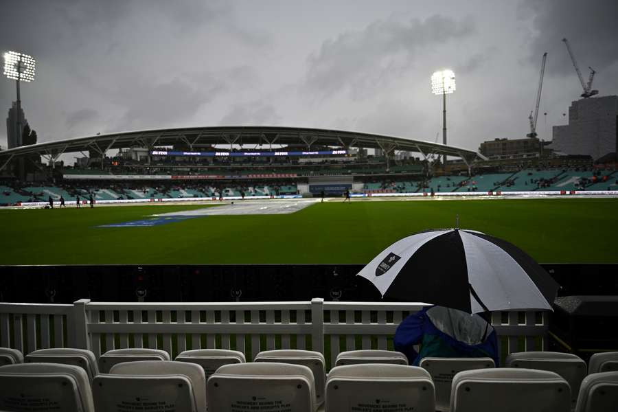 Rain has delayed the start of the Third Test between England and South Africa