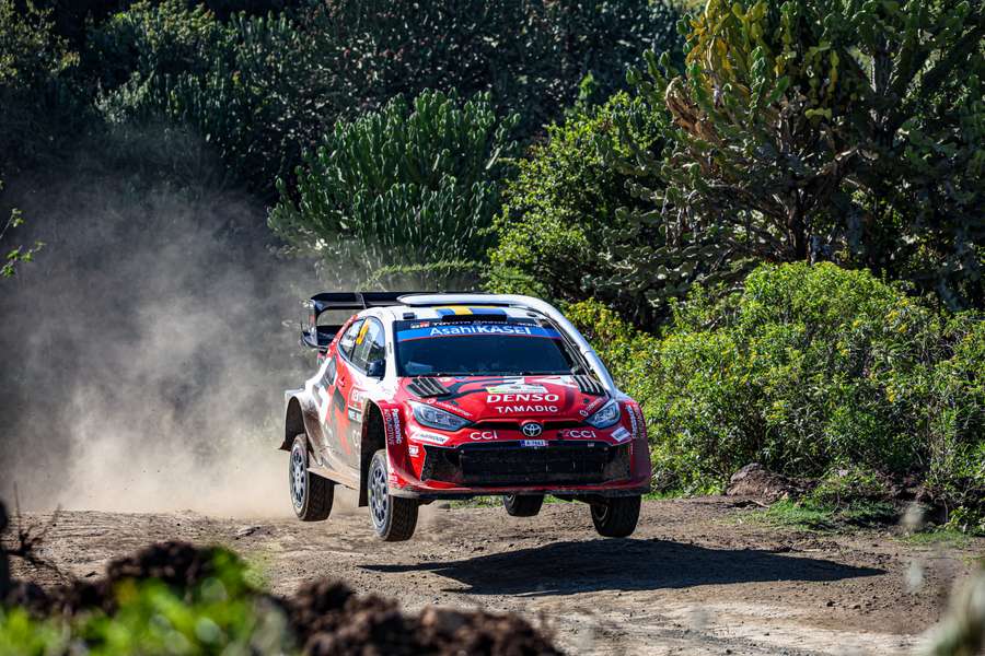 Oliver Solberg je v čele Safari rallye.