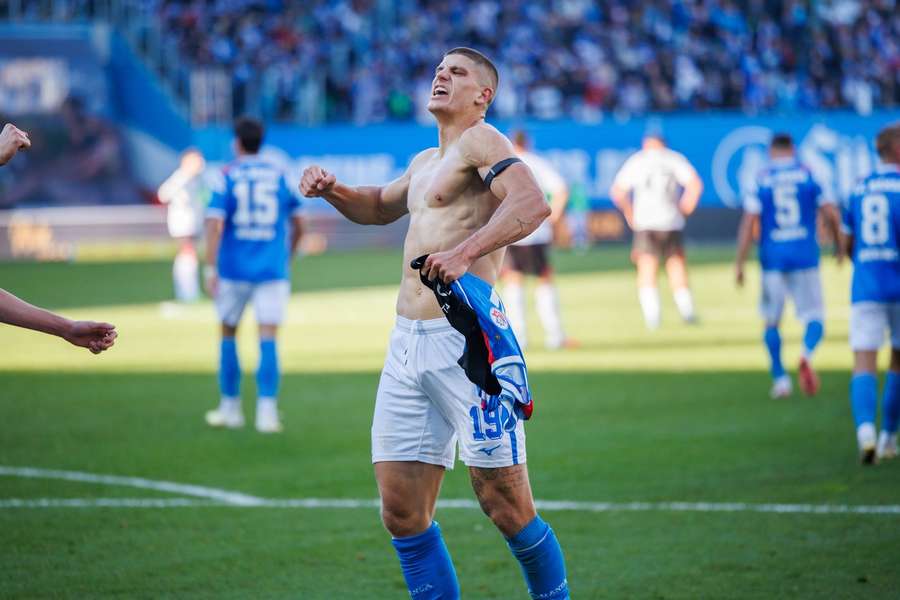 Jan Mejdr oslavil svůj gól sundáním dresu. Jan Mejdr oslavil svůj gól sundáním dresu.