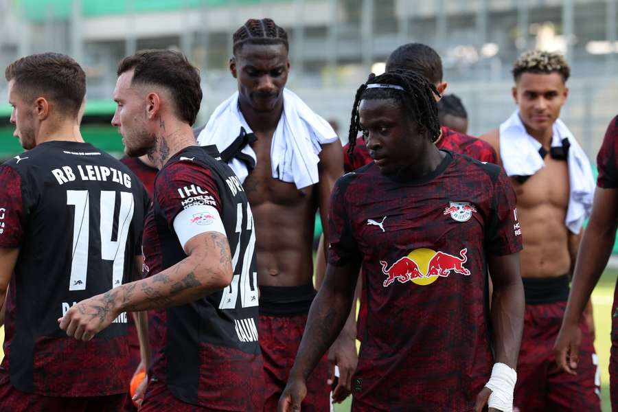 Die Leipzig-Spieler bedanken sich bei den mitgereisten Fans.