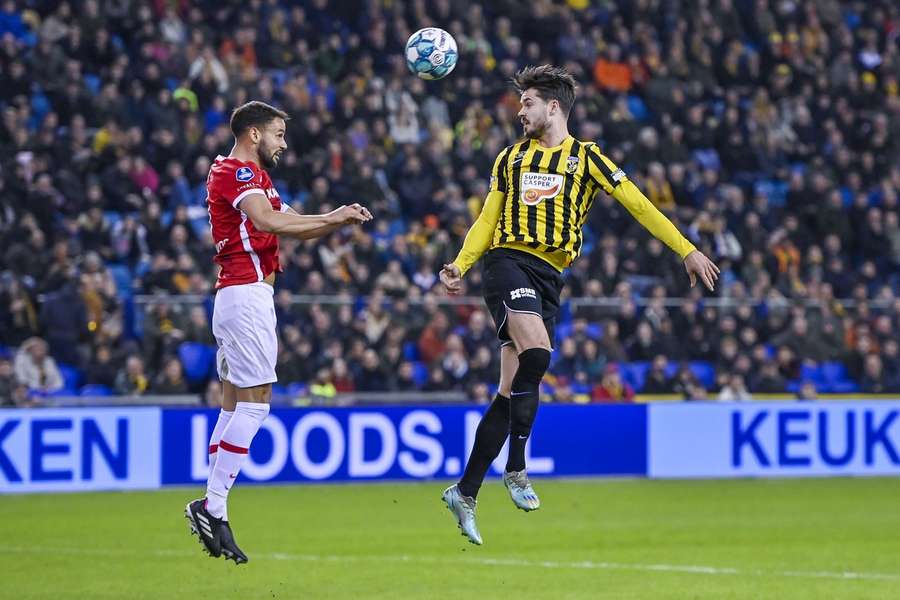 Vitesse's Marko van Ginkel in kopduel met AZ's inmiddels vertrokken Pantelis Hatzidiakos tijdens de vorige ontmoeting op 3 maart