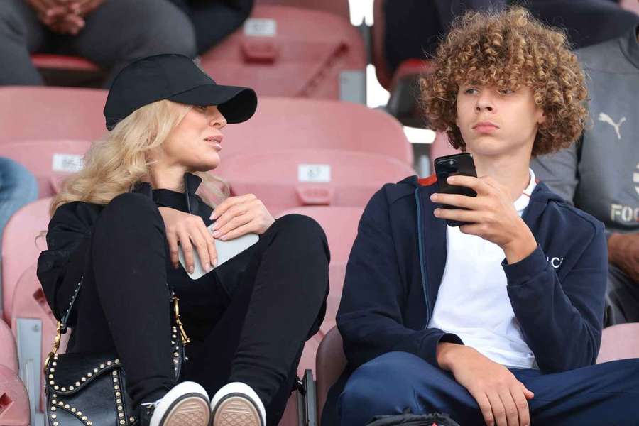 Vincent Ibrahimovic mit seiner Mutter bei einem Spiel der U19 von AC Milan