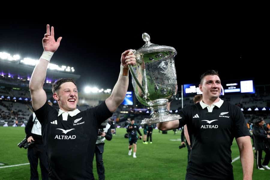 Cam Roigard e Simon Parker exibem o troféu da Taça Bledisloe em Eden Park. 