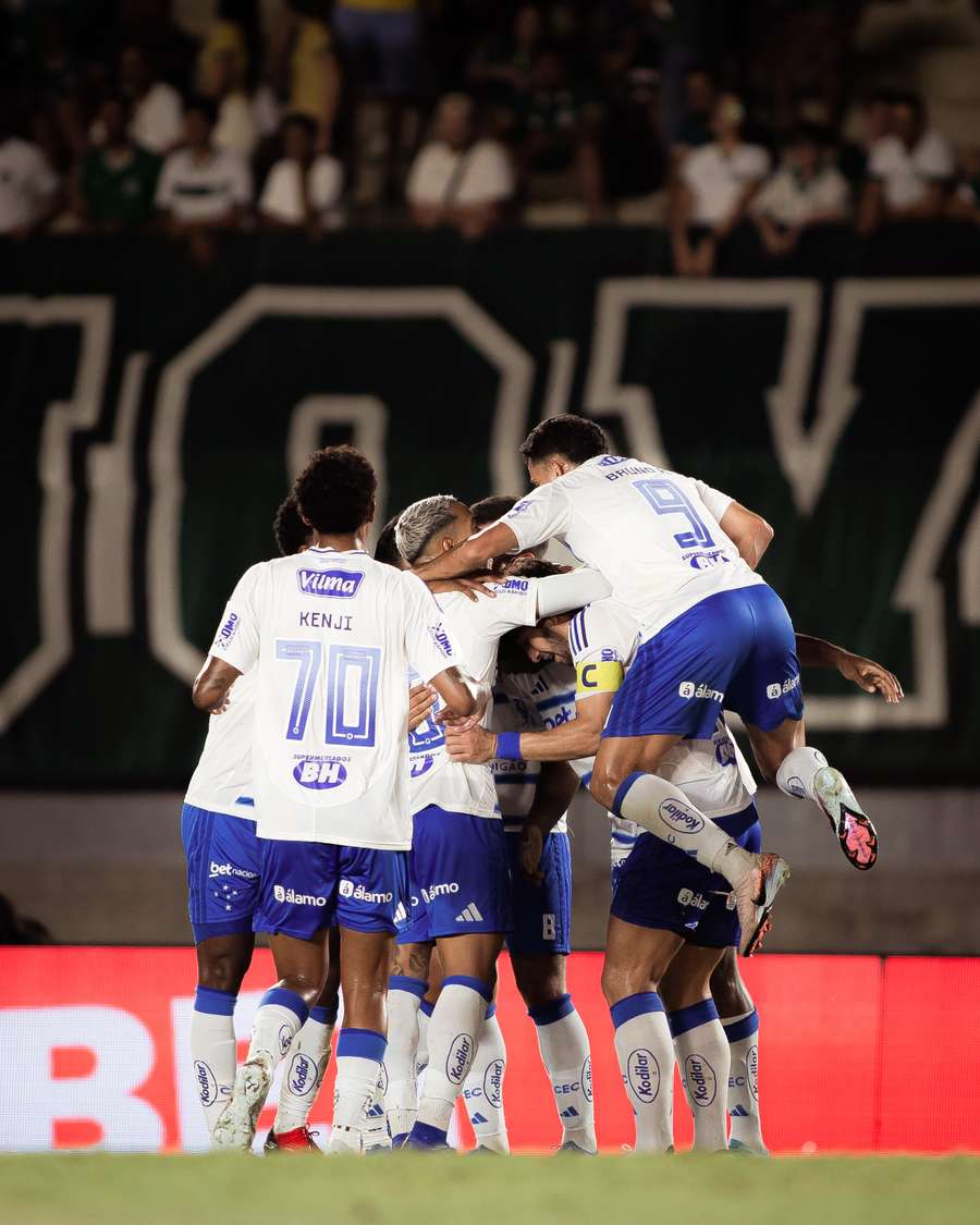 Jogadores do Cruzeiro celebram gol marcado por Jonathan Jesus