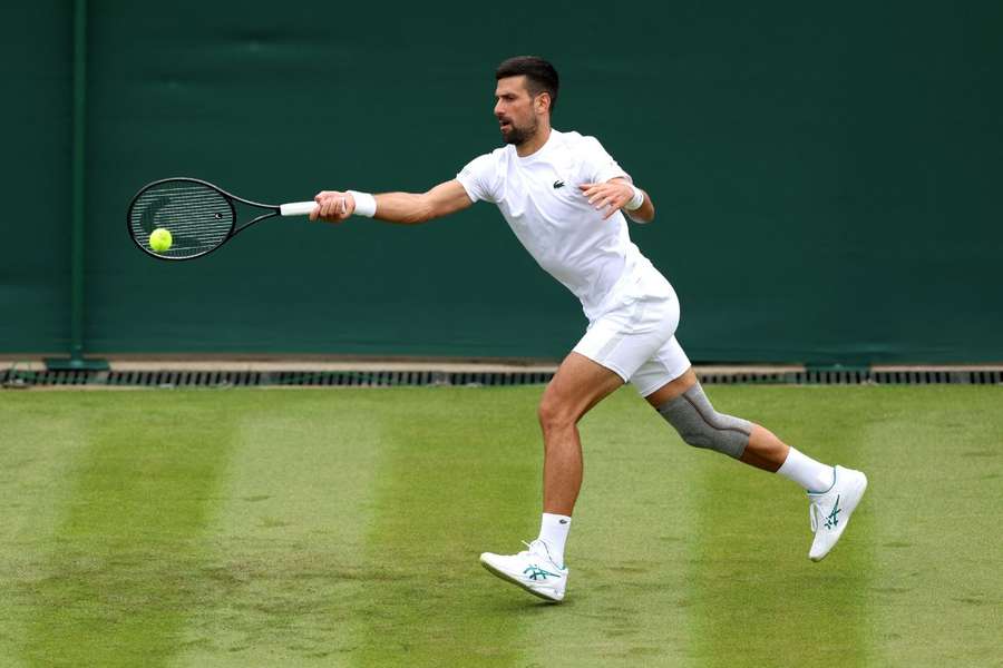 Novak Djokovic er klar på græsset i England.