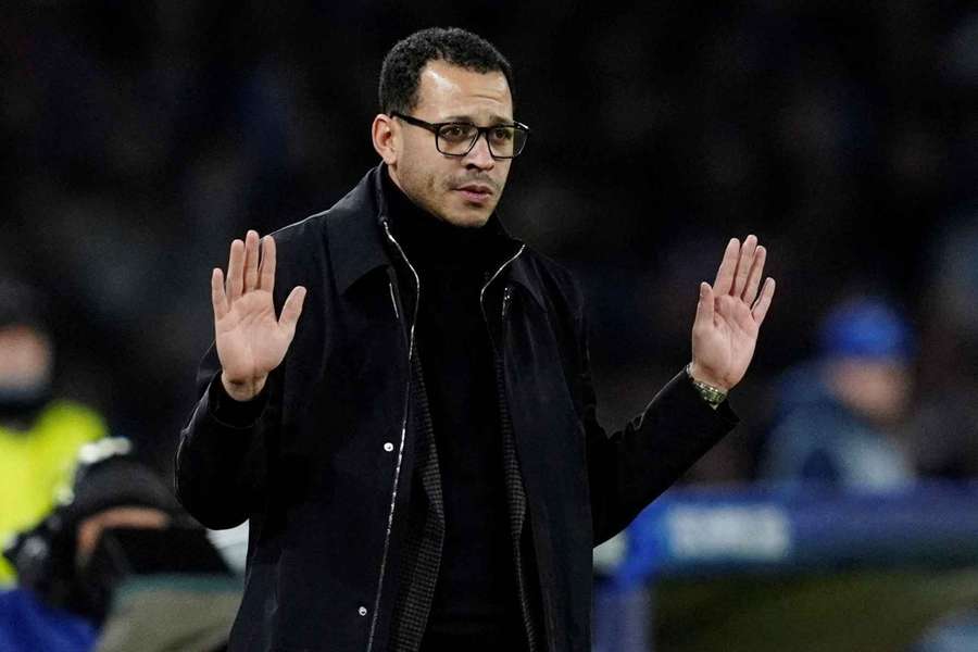 Joe Cole says Xabi Alonso will not be tempted by Chelsea who won't let managers "thrive" Joe Cole says Xabi Alonso will not be tempted by Chelsea who won't let managers "thrive"
