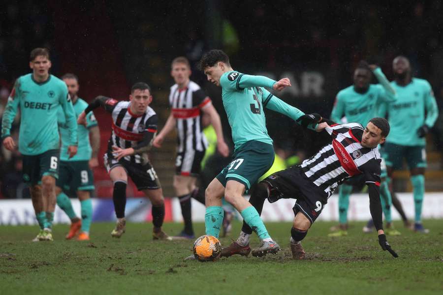 Wolves s Krejčím (u míče) v sestavě zvládli bahnité utkání na hřišti Grimsby.