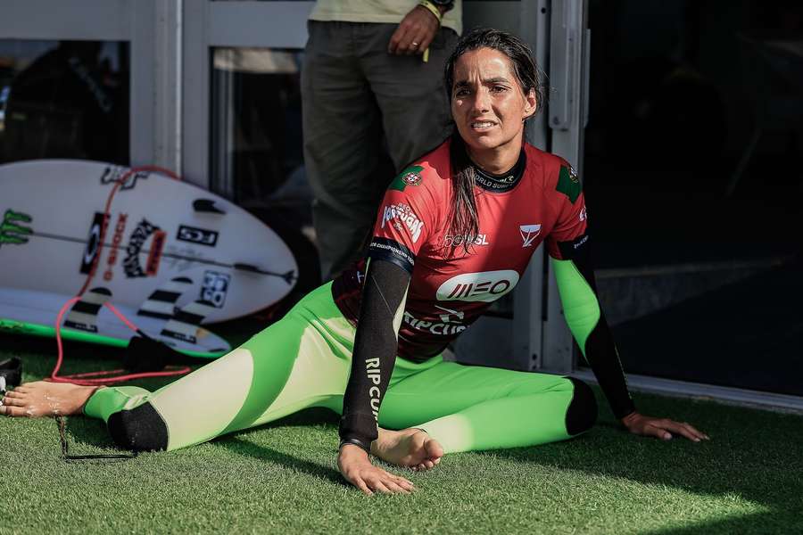 Teresa Bonvalot perdeu contra Lakey Peterson e terminou a prova na quinta posição Teresa Bonvalot perdeu contra Lakey Peterson e terminou a prova na quinta posição