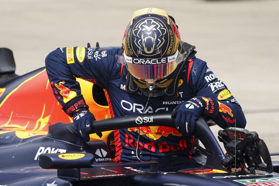 Max Verstappen klimt uit zijn auto na de sprint-shootout