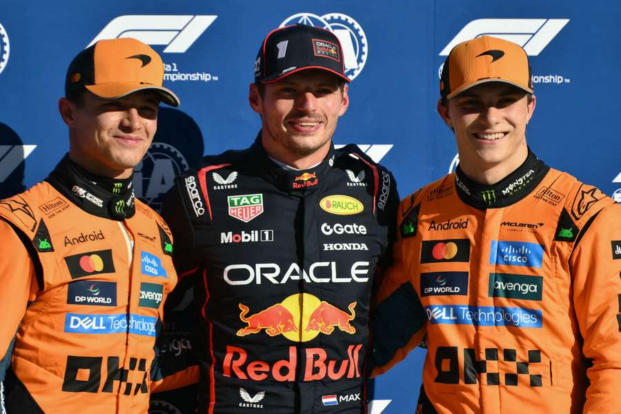 Verstappen (M.) hat die Pole – Norris (l.) und Piastri (r.) folgen auf den Plätzen dahinter Verstappen (M.) hat die Pole – Norris (l.) und Piastri (r.) folgen auf den Plätzen dahinter