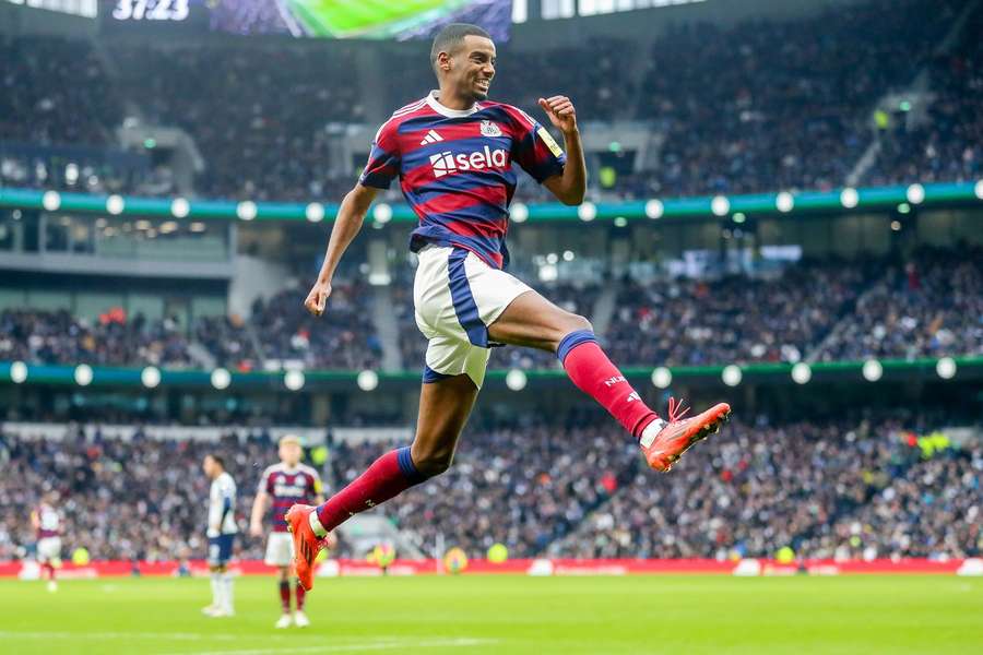 Alexander Isak bejubelt seinen Siegtreffer für Newcastle United bei den Tottenham Hotspur.