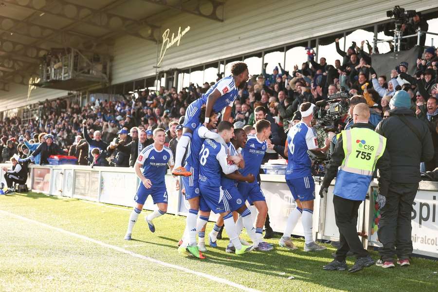 Macclesfield vyradil obhajcu prvenstva.