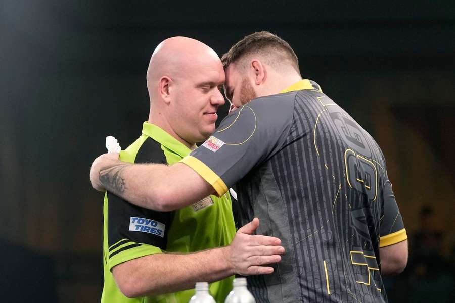 Michael van Gerwen gratuluje k postupu Scottovi Williamsovi